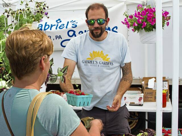 5125318_web1_hj-farmersmarketopens-061622-1