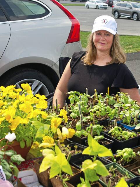 5125318_web1_hj-farmersmarketopens-061622-2