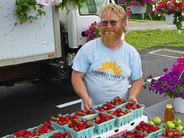 5125318_web1_hj-farmersmarketopens-061622-4