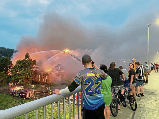 5130382_web1_gtr-DerryFire-060822-2
