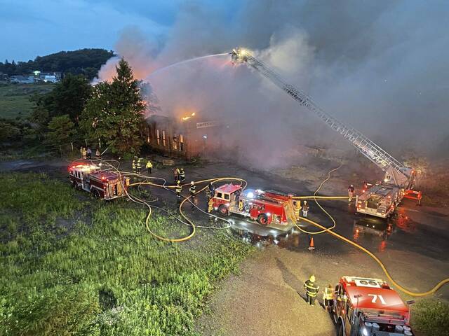 5130382_web1_gtr-DerryFire-060822-4