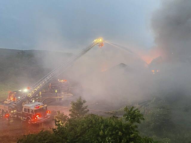 5130382_web1_gtr-DerryFire-060822-7