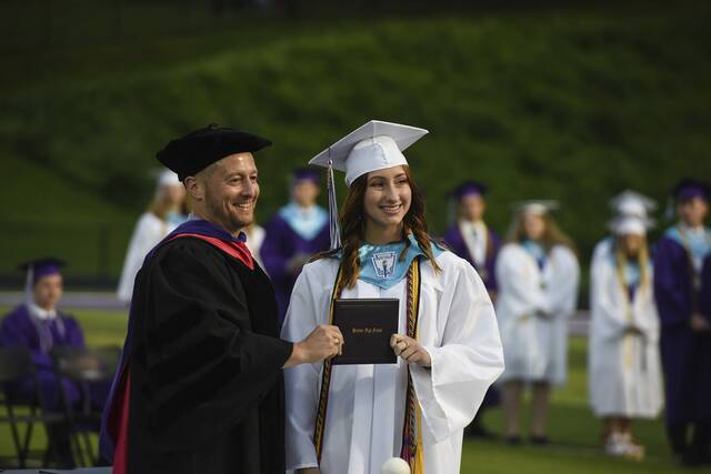 5132158_web1_sh-BWgrad006-060322