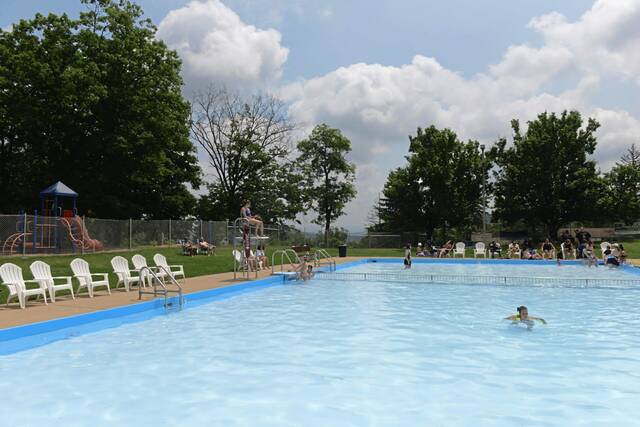 5157302_web1_gtr-lifeguardshortage102-061022