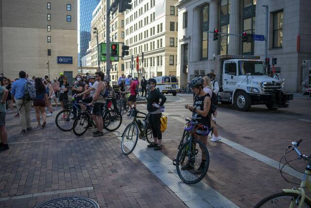 5185174_web1_ptr-roevwadeprotest1-062522