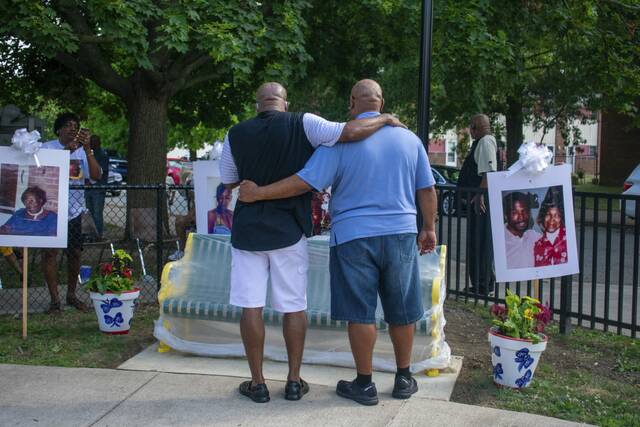 5205179_web1_vnd-benchdedication6-070322