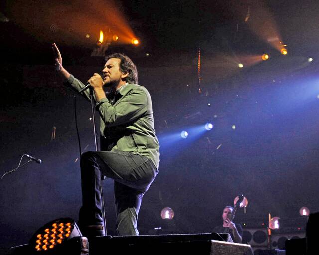 5212068_web1_PTR-PearlJam4-101213.1