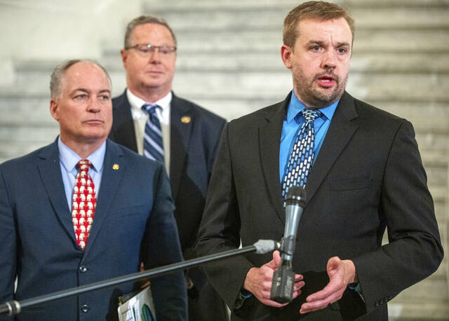 5221377_web1_AP22188725827393