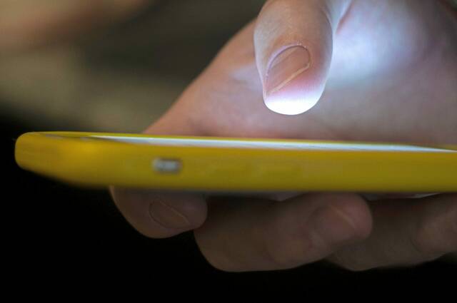 5224726_web1_web-cellphone9