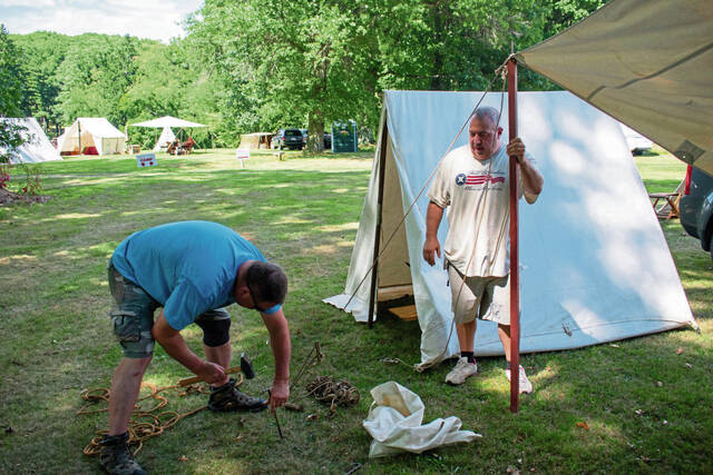 5301941_web1_gtr-reenactors4-080722