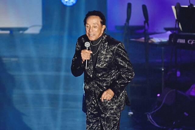 5310228_web1_ptr-smokeyrobinson-080622