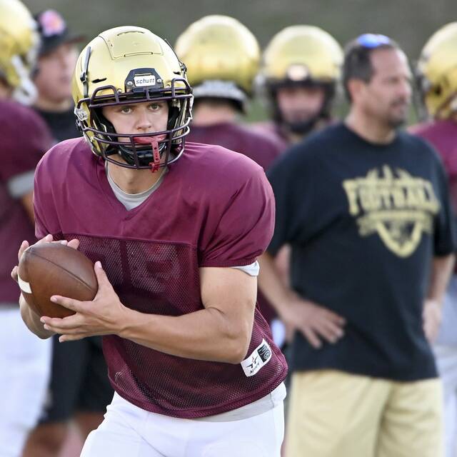 Father-son coach-quarterback duo out to earn elusive playoff win for Chartiers-Houston