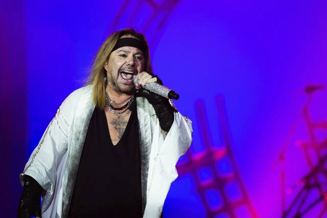 5338659_web1_ptr-motleycrue10-081322