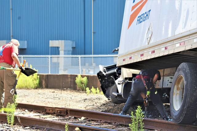 5390477_web1_vnd-traintruckcollision3-090222