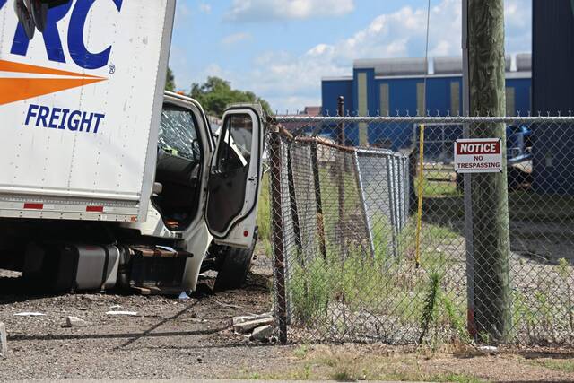 5390477_web1_vnd-traintruckcollision4-090222