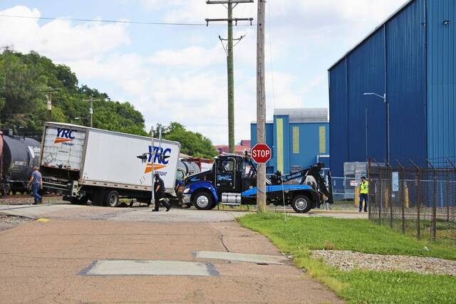 5390477_web1_vnd-traintruckcollision5-090222