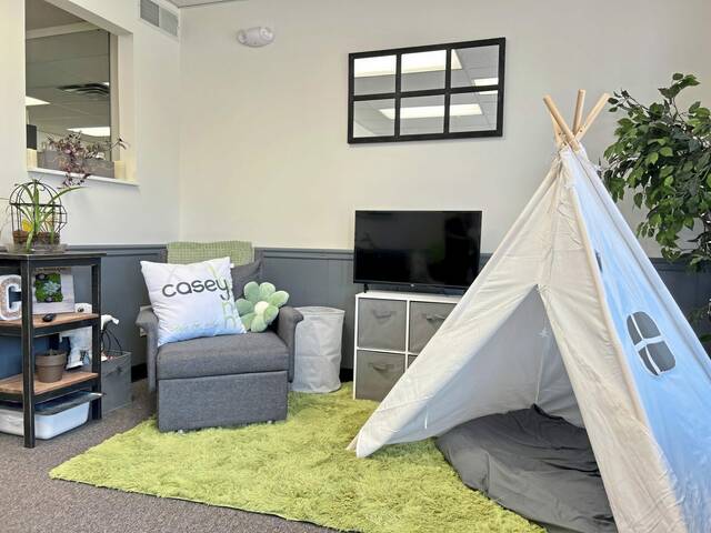 5391589_web1_vnd-NewSalon-090322-5