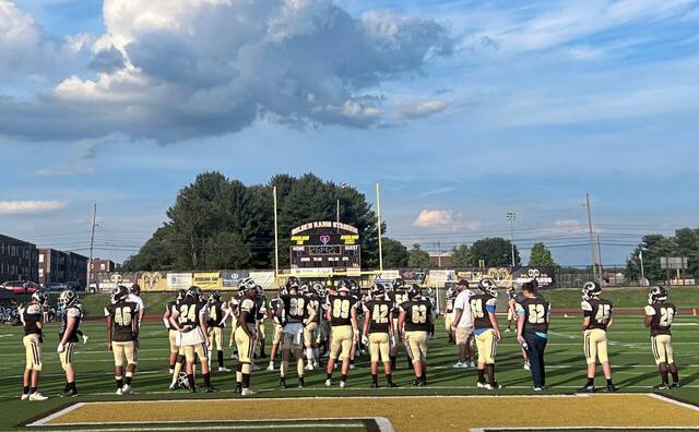 Highlands overcomes another slow start, beats Blackhawk