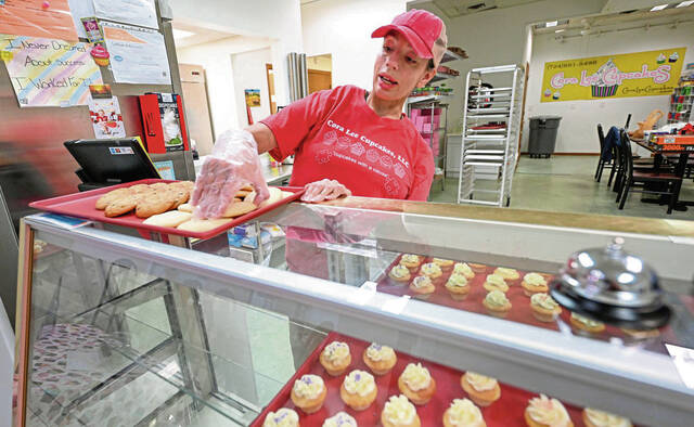 5405843_web1_vep-cupcakeGirls3-090622