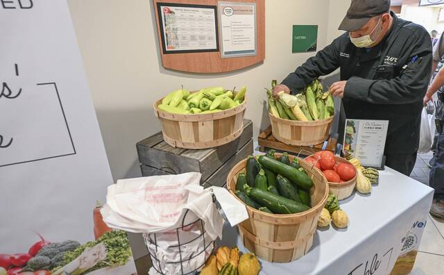 5432895_web1_vnd-lo-avhfarmmarket2-091622