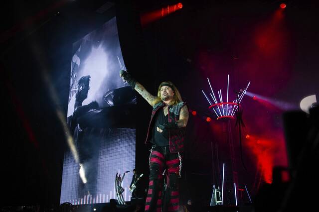 5471299_web1_ptr-motleycrue14-081322