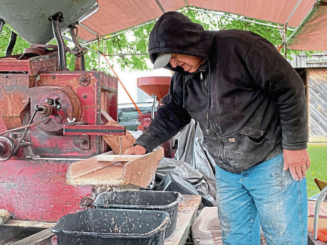 5483188_web1_gtr-applefest2-100222