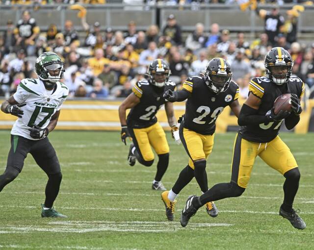 5489483_web1_ptr-Steelers28-100322