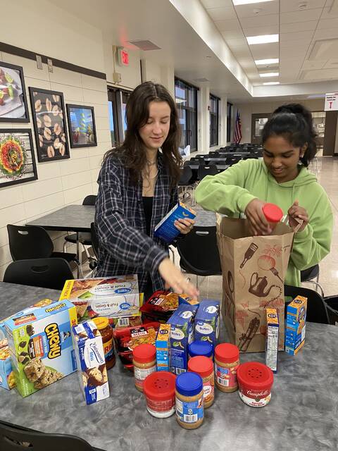 5489576_web1_HER-FoxFoodDrive2-101322