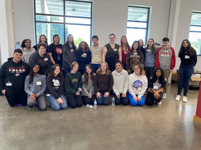 5489576_web1_HER-FoxFoodDrive4-101322