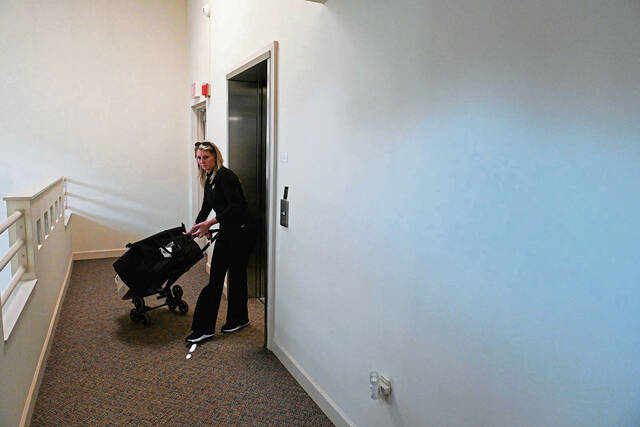 5494162_web1_gtr-seniorshopper002-100722