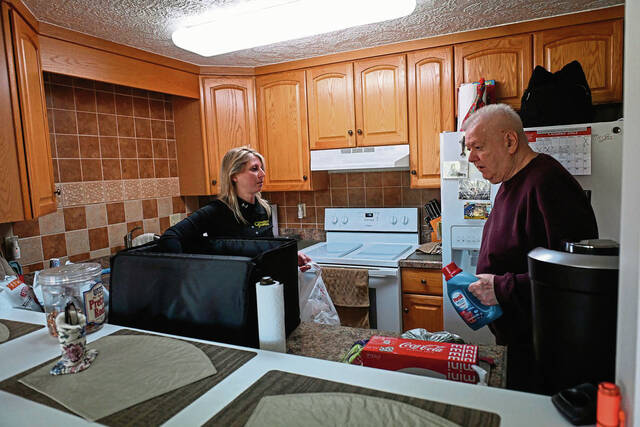 5494162_web1_gtr-seniorshopper004-100722