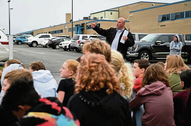 5494230_web1_gtr-HempHighSchool001-100822