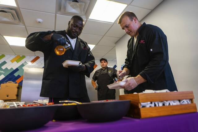 5517464_web1_ptr-steelerscooking1-101122