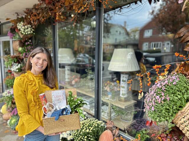 5535507_web1_Her-lo-florist-102722-3