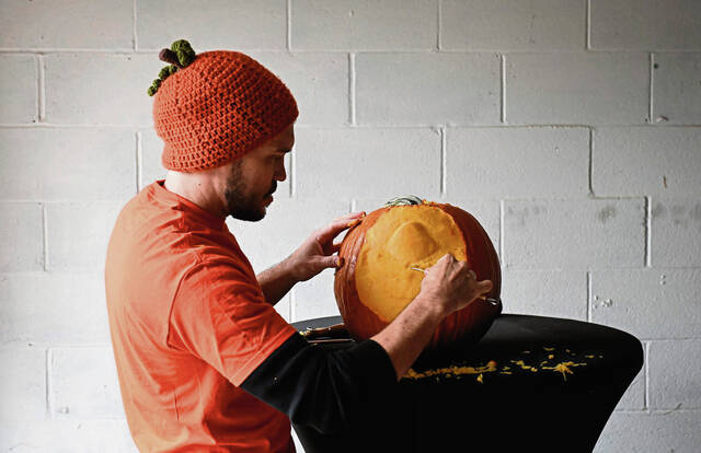 5539887_web1_gtr-pumpkincarving004-102322