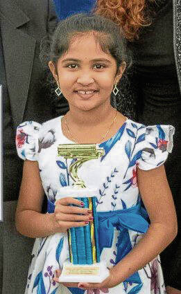 5541535_web1_Postergirl3