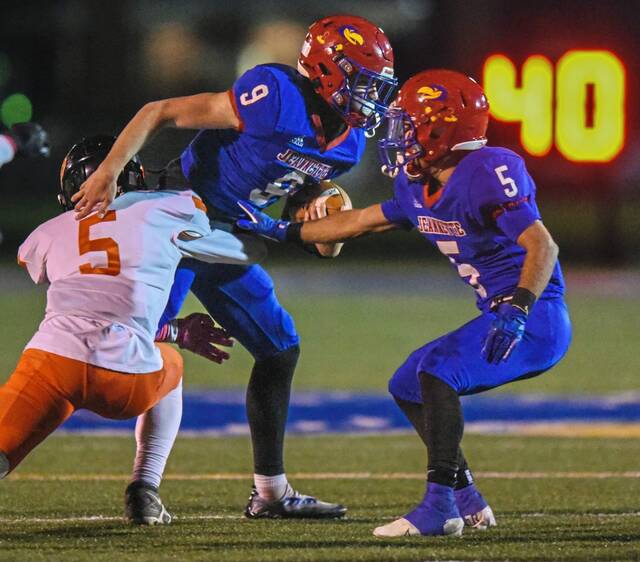 Jeannette clinches playoff spot with victory over Springdale