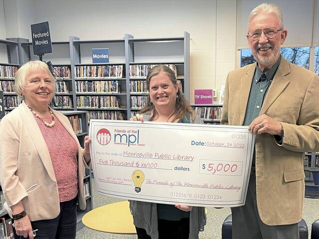 5567840_web1_te-librarydonation-110322-1