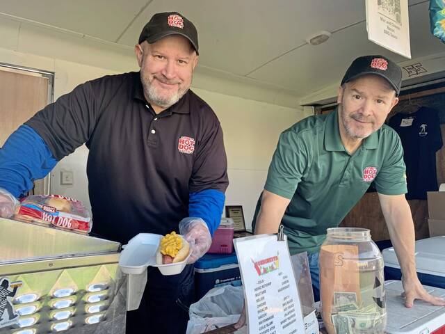 5564149_web1_vnd-hotdogguys2-110222