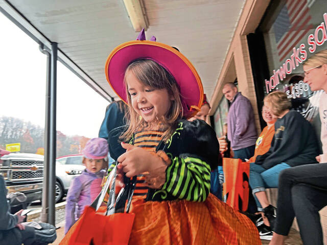 5580912_web1_vnd-lo-halloween-110122-4