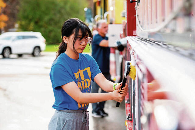 5584963_web1_gtr-GbgFireTruckWash3-110522