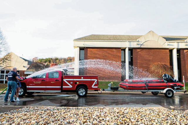 5584963_web1_gtr-GbgFireTruckWash6-110522