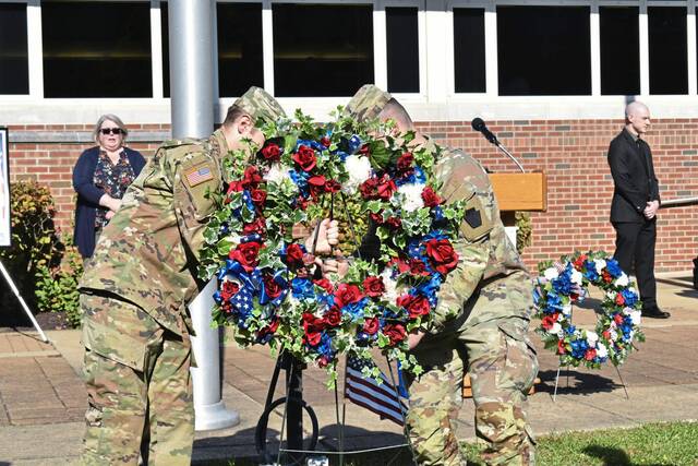 5589343_web1_gtr-UPGVeternWreath-110322