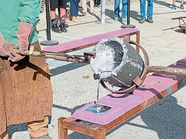 5602286_web1_gtr-MetalPour9-110722