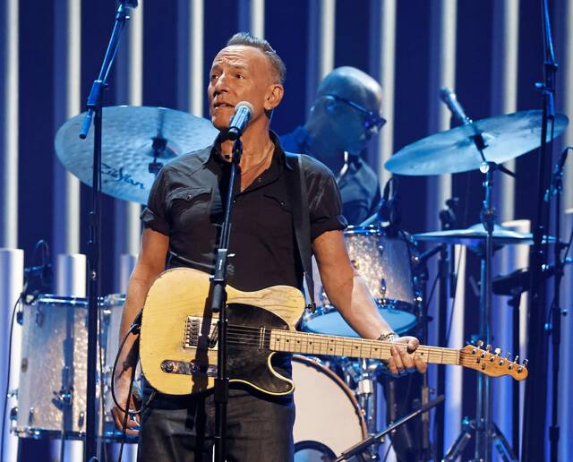 5602354_web1_ptr-SpringsteenReview-110722
