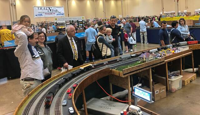 5605576_web1_TE-MonroeTrainShow3-111722