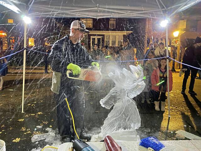 5611881_web1_icecarver