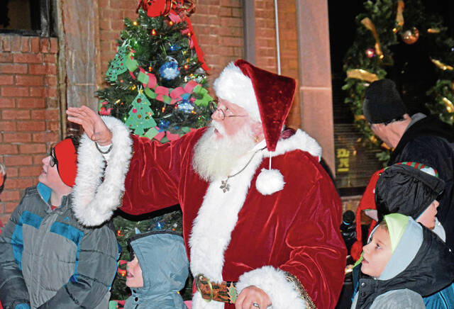 5635394_web1_Pal-PlumChristmas18-120618
