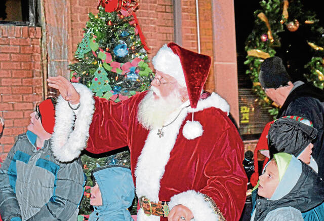 5641157_web1_Pal-PlumChristmas18WEB-120618