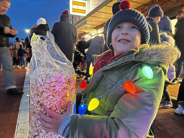 5644631_web1_vnd-oakmontchristmas-112022-11